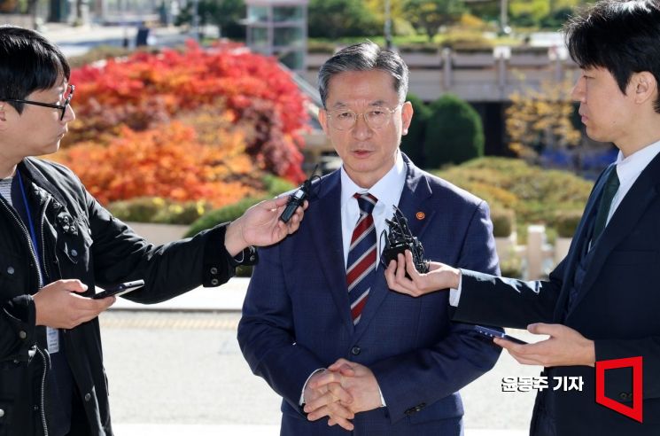 On the 10th, Justice Minister Jung Sung-ho expressed his position regarding the abandonment of the Daejang-dong appeal while on his way to the Ministry of Justice building in Gwacheon. 2025.11.10 Photo by Yoon Dongju