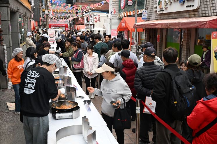 지난 8일 부대찌개거리 일원에서 열린 ‘제18회 의정부 부대찌개축제’ 모습. 의정부시 제공