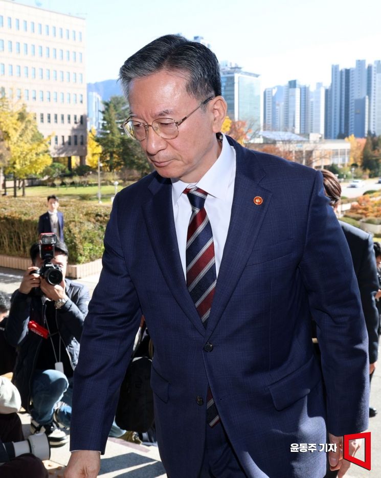 [포토] 법무부 청사 들어서는 정성호 장관