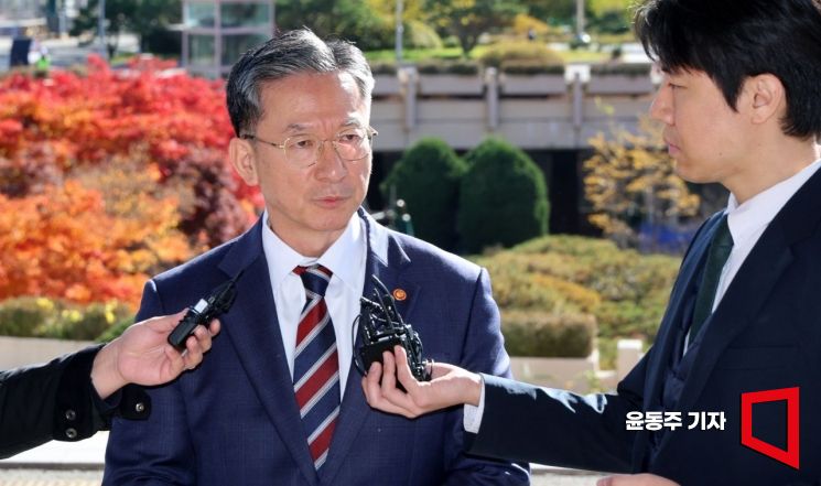 10일 정성호 법무부 장관이 과천 법무부 청사 출근길에 대장동 항소 포기와 관련한 입장을 밝히고 있다. 2025.11.10 윤동주 기자