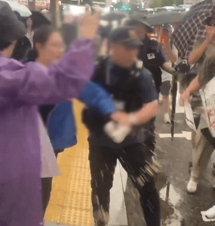 한 여성이 반중 시위대에게 커피를 뿌리고 있다. 스레드 캡처