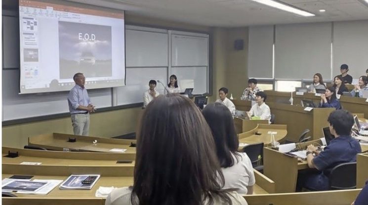 2023년 5월, 정의선 현대차그룹 회장이 연세대학교 경영학과 특강을 참관한 이후 소감을 발표하고있다. 사진제공 연세대학교.