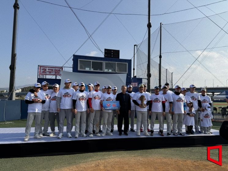 구미골든슬러거팀이 올해 개최된 경북리그 대회에서 우승을 했다.수상 사진/김이환 기자