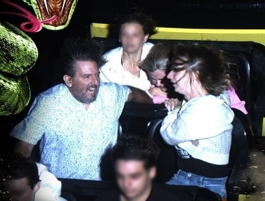 미국 놀이공원의 한 롤러코스터 탑승 중 안전벨트가 풀린 소녀가 앞좌석 부부의 도움을 받아 큰 사고를 면했다. 데일리메일