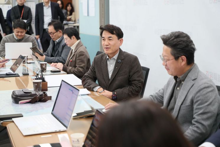 김진태 도지사는 10일 기자간담회를 열고 2026년도 당초예산으로 전년 대비 7.3% 증가한 총 8조3731억원을 편성해 11일 도의회에 제출한다고 발표하고 있다. 강원도 제공