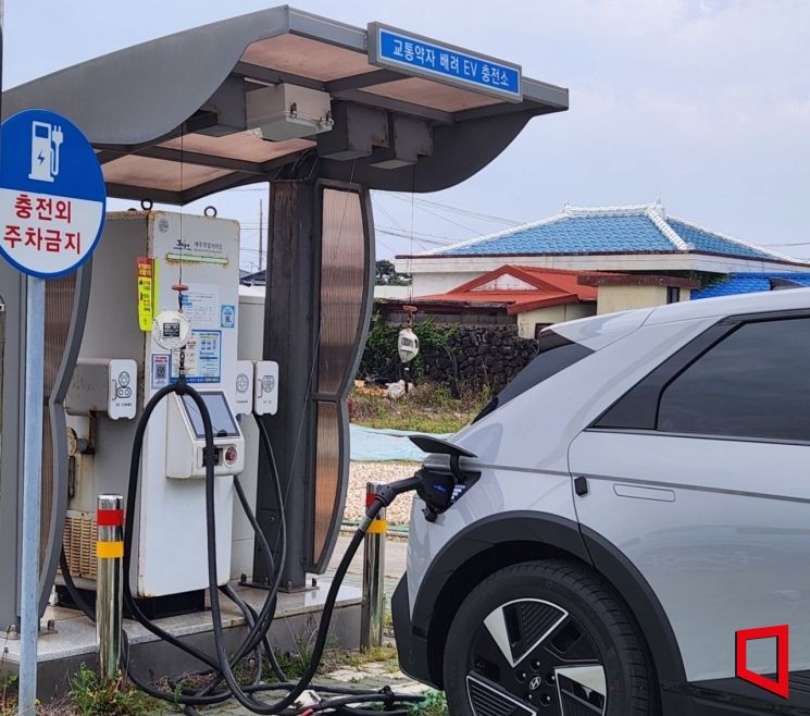 제주시 한 공용주차장 전기차 충전기에 전기차가 충전하고 있다. 박창원기자
