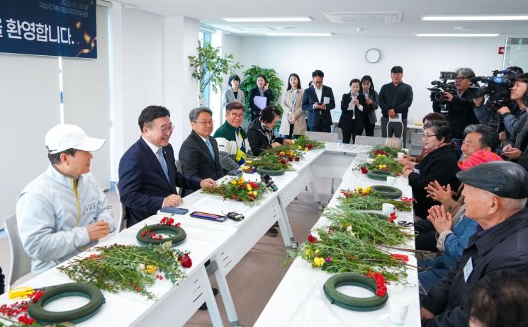 강기정 광주광역시장과 윤호중 행정안전부 장관이 10일 오전 서구 화정동 국립트라우마치유센터를 찾아 유가족·피해자와 간담회를 하고 있다. 광주시 제공