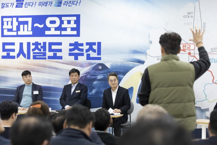 김동연 경기도지사가 10일 민생경제 현장투어의 16번째 방문지인 광주시를 찾아 주민들과의 간담회에서 한 주민의 질의를 받고 있다. 경기도 제공