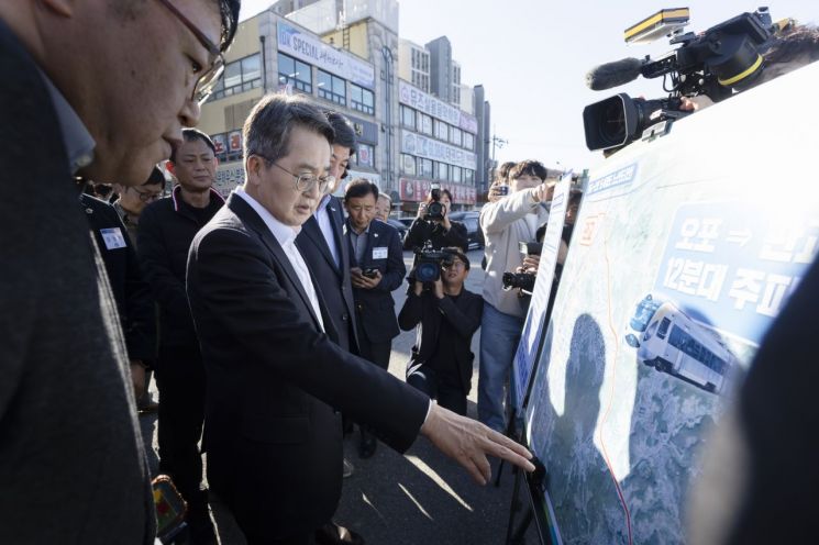 김동연 경기도지사가 10일 민생경제 현장투어의 16번째 방문지인 광주시를 찾아 경기 동남권의 주요 교통 혁신 사업인 '판교~오포 도시철도' 사업에 대해 설명을 듣고 있다. 경기도 제공