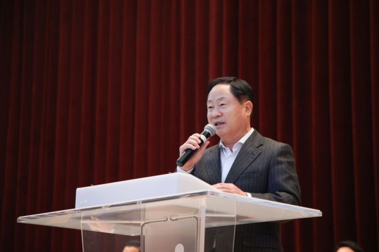 주광덕 남양주시장이 지난 9일 화도체육문화센터 실내체육관에서 열린 '제19회 남양주시장기 배구대회'에 참석해 인사말을 하고 있다. 남양주시 제공