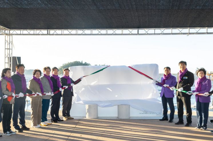 10일 전남 신안군 자은면 할미도에서 개최된 '광명의 섬' 선포식에서 양 시군 대표들이 상징 조형물을 제막하고 있다. 광명시 제공