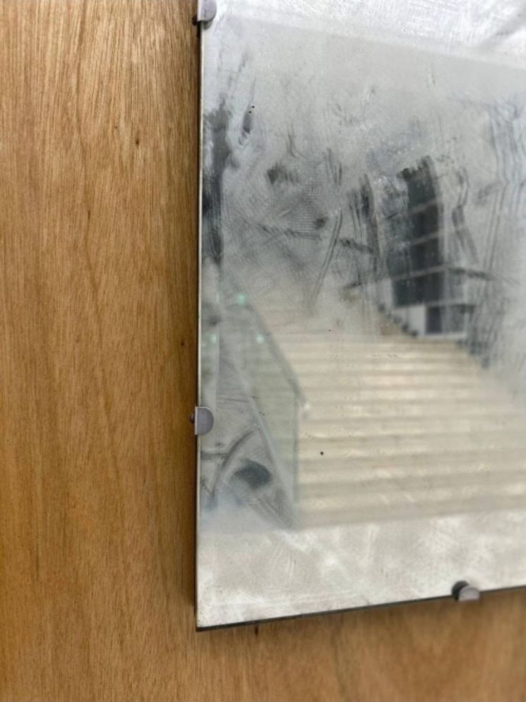 먼지가 아니었네… 미술관 작품 속 거울 닦았다가 그만