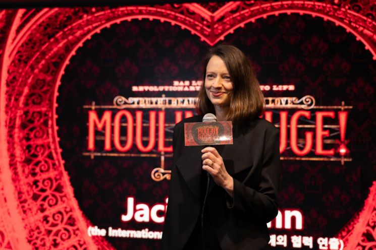 뮤지컬 '물랑루즈'의 저신타 존 협력 연출이 10일 서울 종로구 재즈바 이들스에서 열린 기자간담회에서 작품에 대해 설명하고 있다.   [사진 제공= CJ ENM]