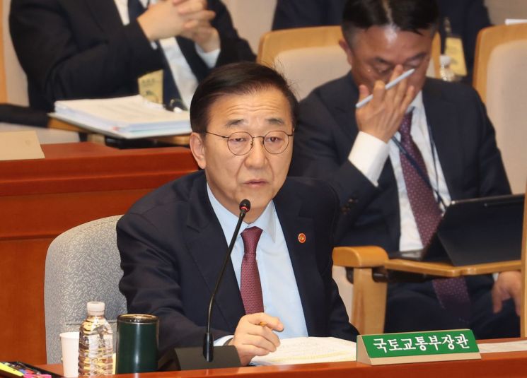 김윤덕 국토교통부 장관이 10일 국회에서 열린 예산결산특별위원회 전체회의에 출석해 질의에 답하고 있다. 연합뉴스