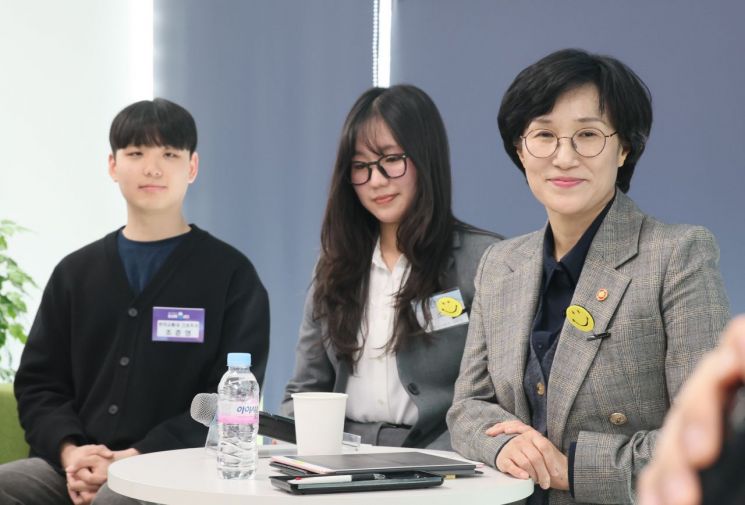 "화장 안 하면 '예의 아니다?'"…2030 청년, '지역에서의 성별 격차' 민낯 공유