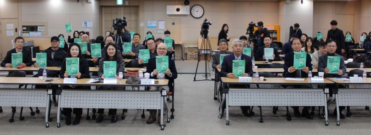 10일 서울 영등포구 이룸센터에서 열린 '장애인기업 정책 혁신과 지속가능 발전을 위한 정책토론회' 참석자들이 기념사진을 촬영하고 있다. 장애인기업종합지원센터