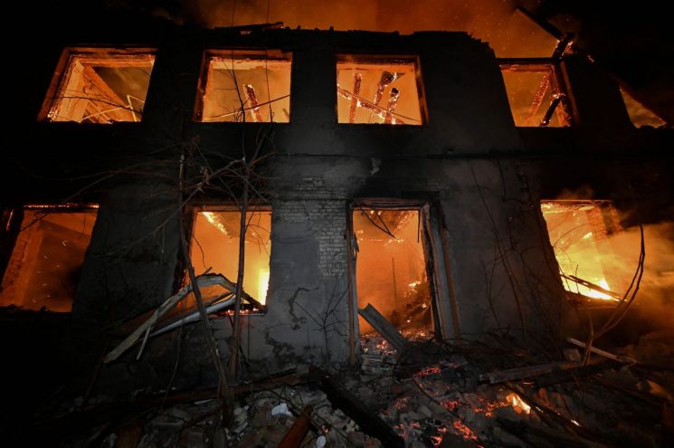 지난 7일 러시아의 드론 폭격을 받는 우크라이나 추위브의 모습. AFP연합뉴스