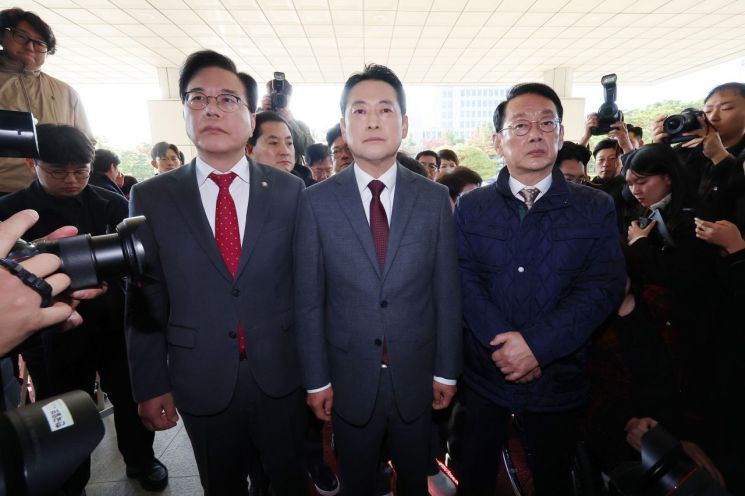 장동혁 국민의힘 대표와 송언석 원내대표를 비롯한 의원들이 11일 서울 서초구 대검찰청 앞에서 검찰의 대장동 개발 비리사건 항소 포기와 관련해 규탄대회를 연 뒤, 노만석 검찰총장 대행과 면담을 요구하며 항의방문을 시도하고 있다. 연합뉴스