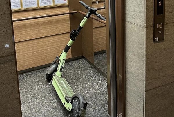 최근 전동킥보드 이용자의 무분별한 주행이나 주차로 인한 사건·사고가 끊이지 않는 가운데, 이번엔 아파트 엘리베이터에서 전동킥보드가 발견돼 논란이 일고 있다. 온라인 커뮤니티