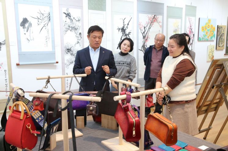 정읍시가 오는 16일까지 연지아트홀에서 생활문화예술동호회 '부제 - 손끝에서 피어나는 꽃' 전시회를 연다.정읍시 제공