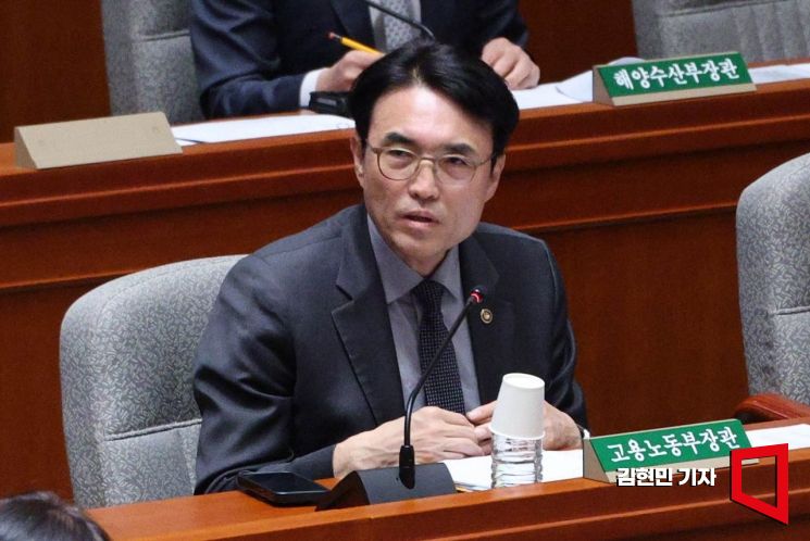 Kwon Changjun, Vice Minister of Employment and Labor, is responding to questions from lawmakers at the plenary session of the Budget and Accounts Committee held at the National Assembly on November 11, 2025. Photo by Kim Hyunmin
