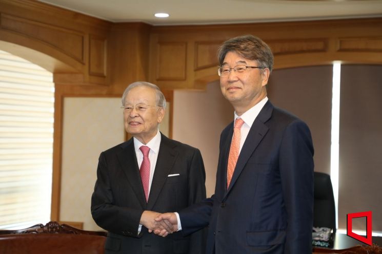Sohn Kyungshik, Chairman of the Korea Employers Federation (left), shakes hands with Kim Jihyung, the newly appointed Chairman of the Economic and Social Labor Council, who visited the Korea Employers Federation on the 11th. Korea Employers Federation