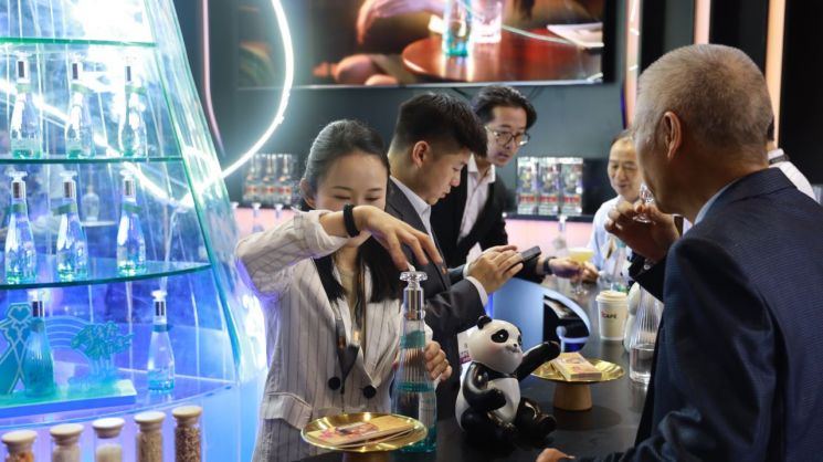 입이 떡…작년 무려 152조원어치를 홀짝 '바이주' 세계인의 술 꿈 꾼다[아시아酒허브]②