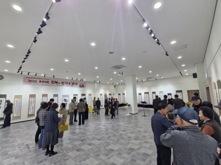 장수군이 오는 16일까지 장수한누리전당 전시실에서 세계서예 전북비엔날레 '장수전' 전시회를 연다. 장수군 제공