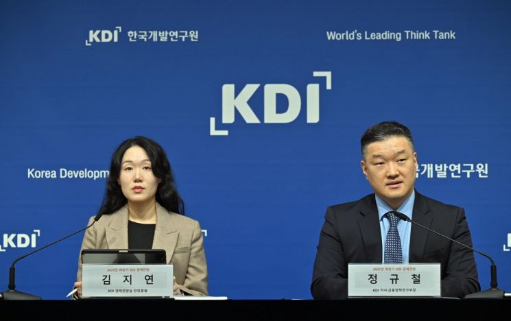 11일 세종 기획재정부 브리핑실에서 김지연 KDI 경제전망실 전망총괄(왼쪽)과 정규철 KDI 경제전망실장(오른쪽)이 'KDI 경제전망(2025. 하반기)' 브리핑을 진행하고 있다.