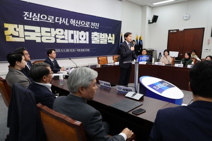 조국 조국혁신당 전 비상대책위원장이 11일 서울 여의도 국회에서 열린 조국혁신당 전국당원대회 출발식에서 발언하고 있다. 연합뉴스