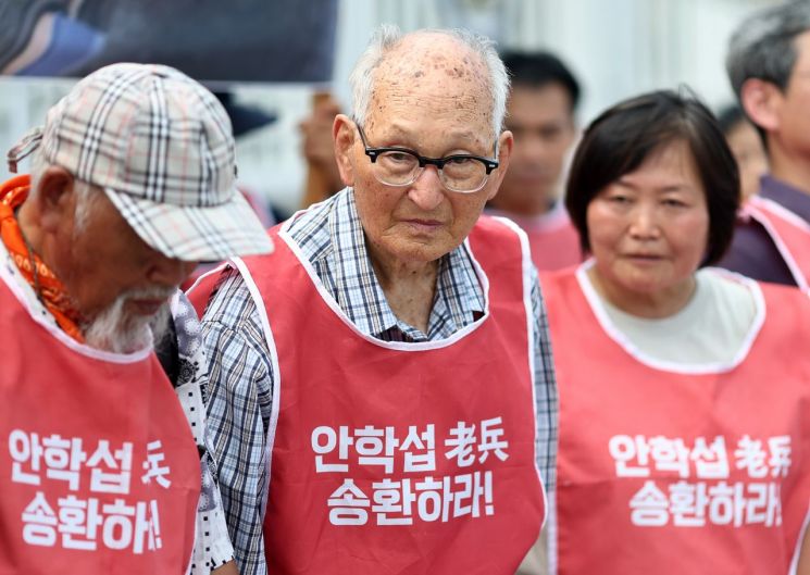 비전향장기수 안학섭씨가 지난 8월 30일 정부서울청사 앞에서 열린 송환 촉구 기자회견을 마친 후 인사를 하고 있다. 연합뉴스