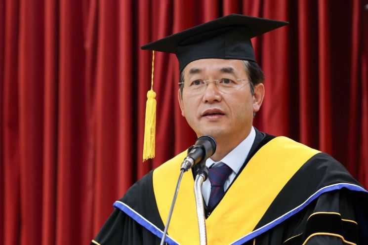 이동환 고양특례시장이 지난 10일 고양시농업기술센터에서 '2025년 고양벤처농업대학 수료식'을 개최하고 있다. 고양특례시 제공