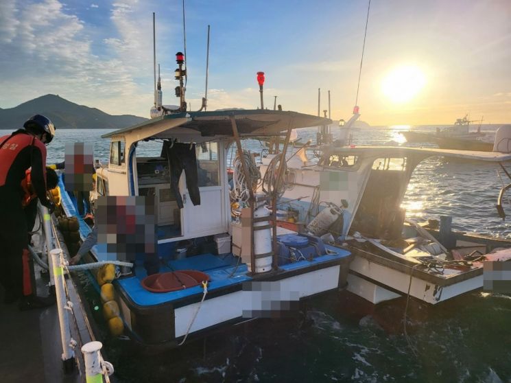 창원해경이 충돌 사고 선박에서 승선원을 구조하고 있다. 창원해양경찰서 제공