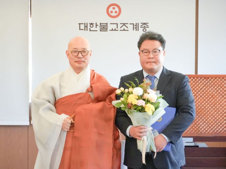 대한불교조계종 종책특보로 위촉된 박준수 한지아 의원 보좌관(사진 오른쪽). 대한불교조계종 제공