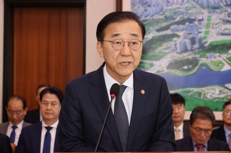 김윤덕 국토교통부 장관이 11일 서울 여의도 국회에서 열린 국토교통위원회 전체회의에서 2026년도 예산안 관련 제안설명을 하고 있다. 연합뉴스