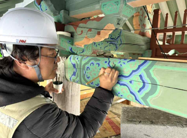 전통 안료 '동록' 100년 만에 복원…춘천 청평사 회전문 단청에 첫 적용