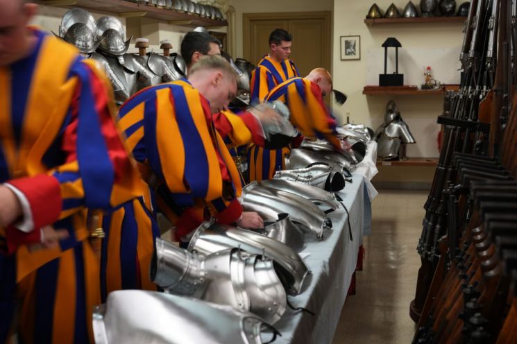 The Swiss Guard is a military organization with strict service qualifications, requiring unmarried male Catholic Swiss nationals aged between 19 and 30, with a minimum height of 174 cm. It is the oldest military organization in the world that guards the Pope. Photo by AP Yonhap News Agency