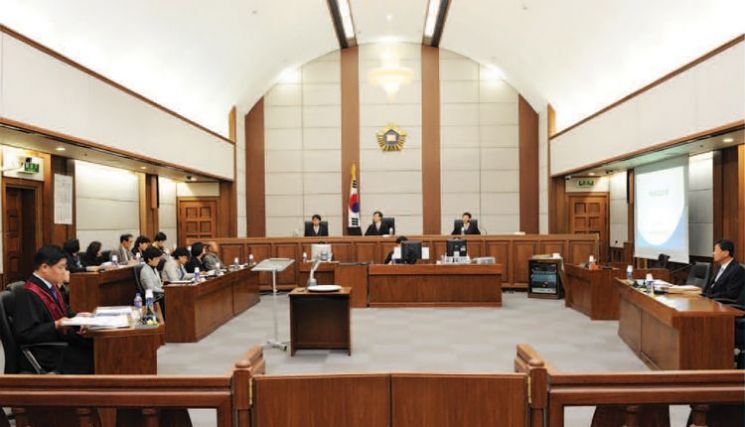 비오는 새벽 천천히 달리던 운전자…코앞서 쓰러진 행인 치어 사망, 법원 판단은?