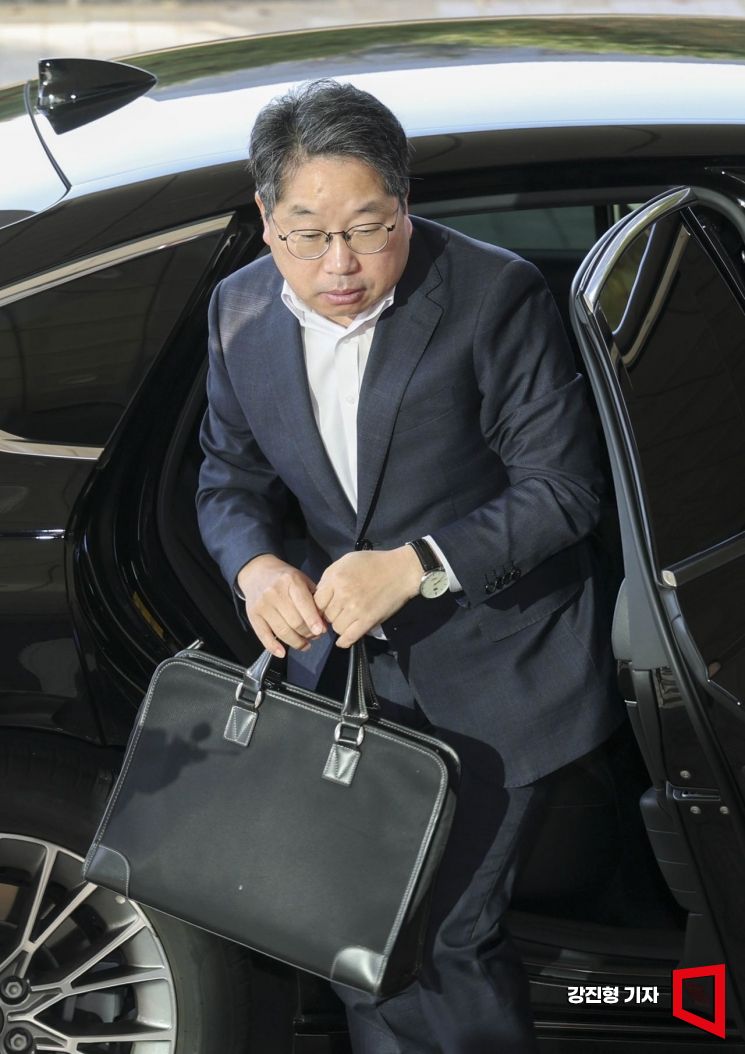 대장동 개발 비리 사건 항소 포기로 사퇴 압박을 받고 있는 노만석 검찰총장 직무대행이 12일 서울 서초구 대검찰청에 출근하고 있다.