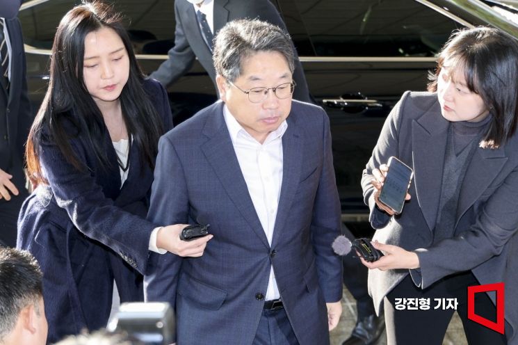 대장동 개발 비리 사건 항소 포기로 사퇴 압박을 받고 있는 노만석 검찰총장 직무대행이 12일 서울 서초구 대검찰청에 출근하고 있다.