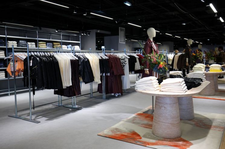 2025년 11월 5일 프랑스 파리 BHV 마레 백화점 쉬인의 첫 번째 오프라인 공간에 진열된 옷들. 로이터연합뉴스