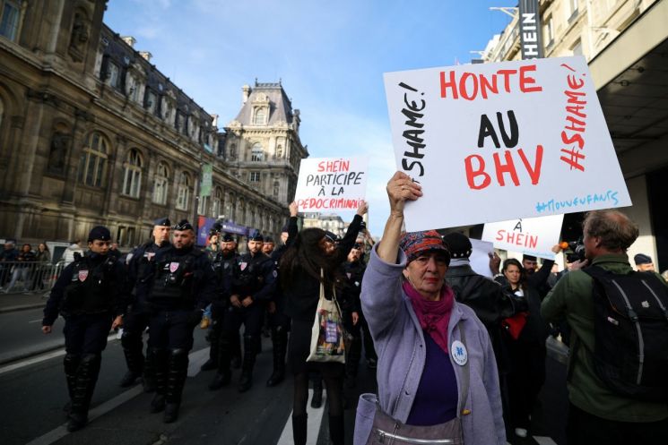 쉬인 오픈에 반대하는 시위가 열린 가운데 협회 무브앙팡스 지지자가 "BHV의 수치심"이라고 적힌 플래카드 등을 들고 있다. 로이터연합뉴스