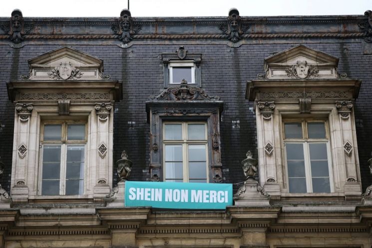 파리 시청 창문에 "Shein no thanks"라고 적힌 현수막이 걸려 있다. 로이터연합뉴스