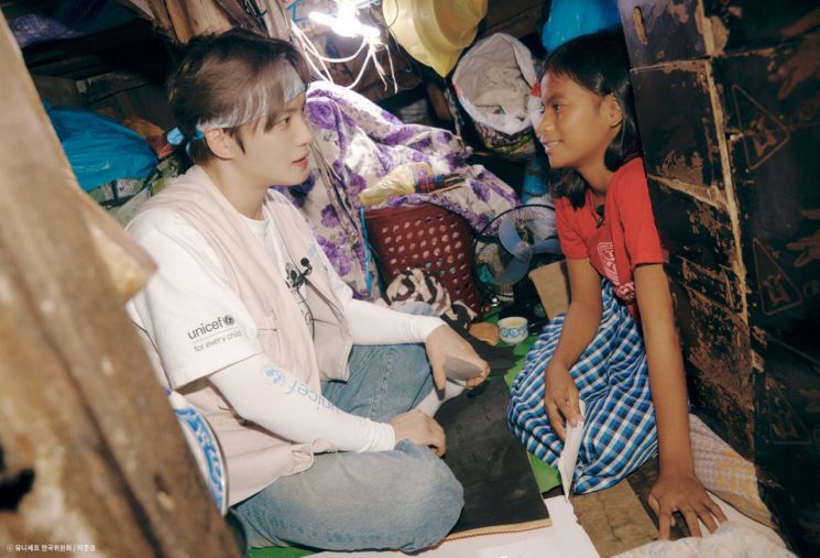 필리핀 발렌수엘라 지역 판자촌에 살고 있는 라이자의 집에 방문한 김재중. 유니세프 한국위원회