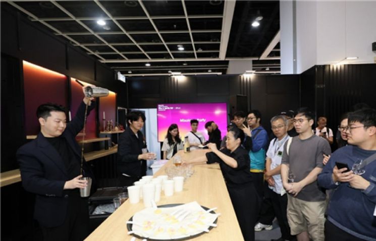 On the 8th, Yoon Younghwi, owner bartender of Bar Cham, was making cocktails at the Mixology Party of the 17th Hong Kong International Wine & Spirits Fair. <br>[Photo by Hong Kong Trade Development Council (HKTDC)]