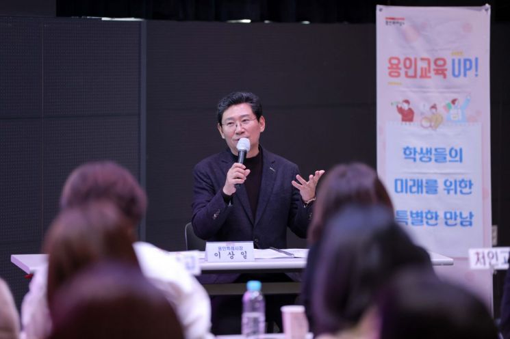 이상일 용인시장 "안전 위해 중·고교 앞도 노란색 횡단보도 검토"