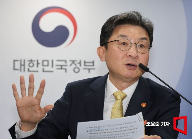 [Photo] Vice Chairman Lee Eogweon Speaks on Financial Issues