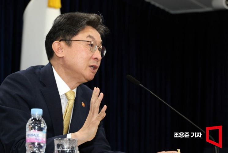 [포토] 기자간담회 발언하는 이억원 위원장