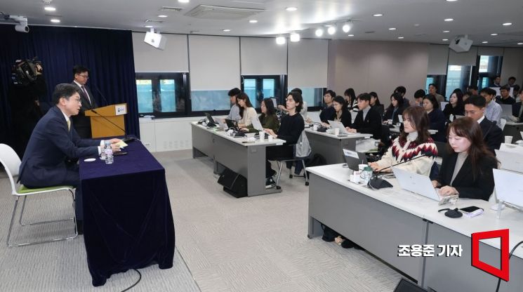 [포토] 정례 기자간담회 발언하는 이억원 위원장
