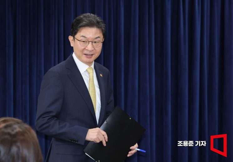 [Photo] Vice Chairman Lee Eogwon of the Financial Services Commission Attends Regular Press Conference